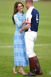 Kate Middleton – Langärmliges Kleid mit blauem Aufdruck